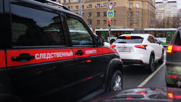Автомобиль Следственного комитета на дороге.
