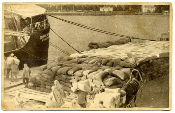 Крымское землетрясение 1927 года. Выгрузка хлеба для пострадавших