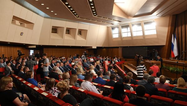 Ефим Фикс открывает первую сессию Госсовета Крыма второго созыва Ефим Фикс открывает первую сессию Госсовета Крыма второго созыва