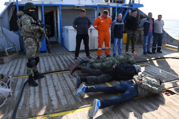 В Черноморском прошли антитеррористические тренировки, которые переросли в межведомственные учения Лагуна-2019, организованные Оперативным штабом в морском районе. Учения организованы Пограничным управлением ФСБ России по Республике Крым с участием подразделений Росгвардии, ФСБ, МЧС, МВД, Черноморского флота В Черноморском прошли антитеррористические тренировки, которые переросли в межведомственные учения Лагуна-2019, организованные Оперативным штабом в морском районе. Учения организованы Пограничным управлением ФСБ России по Республике Крым с участием подразделений Росгвардии, ФСБ, МЧС, МВД, Черноморского флота