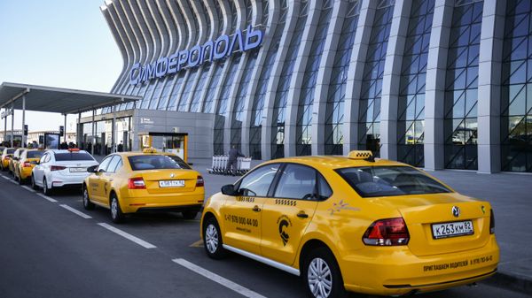 Такси у здания аэропорта им. Айвазовского в Симферополе