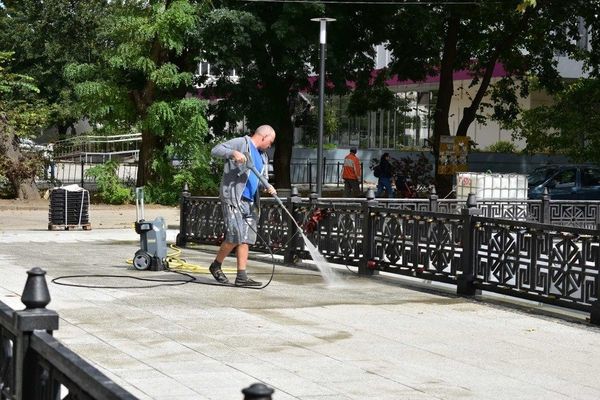 В Симферополе продолжается капитальный ремонт набережной Салгира