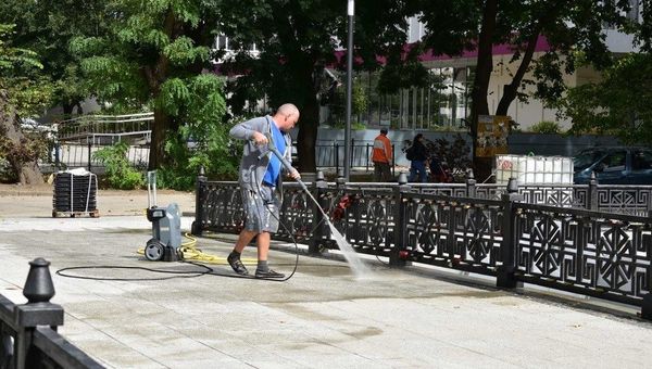 В Симферополе продолжается капитальный ремонт набережной Салгира
