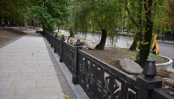 В Симферополе продолжается капитальный ремонт набережной Салгира