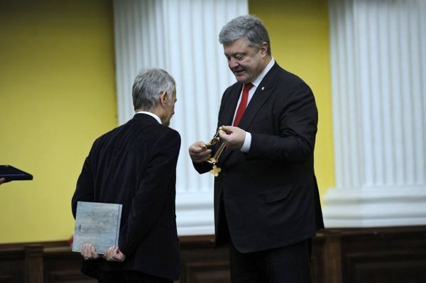 Мустафа Джемилев и президент Украины (2014-2019 г.г.) Петр Порошенко. Архивное фото