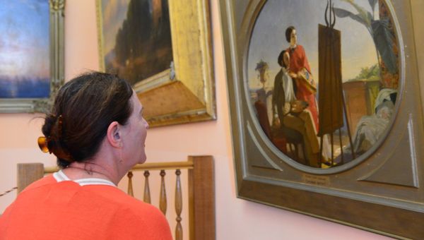 Родственница И.К. Айвазовского в галерее в Феодосии