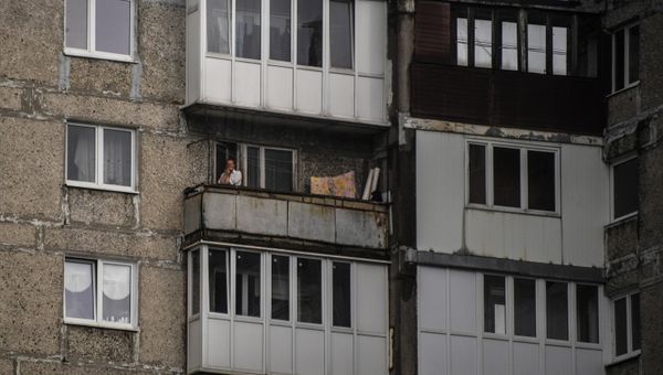 Фрагмент фасада многоквартирного жилого дома в Калининграде.
