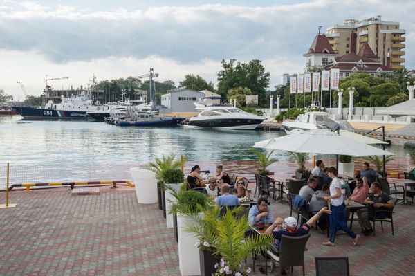 Вид на морской порт в Сочи.