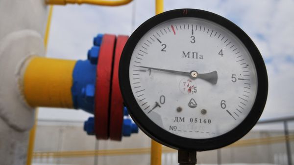 Манометр на трубопроводе газораспределительной станции