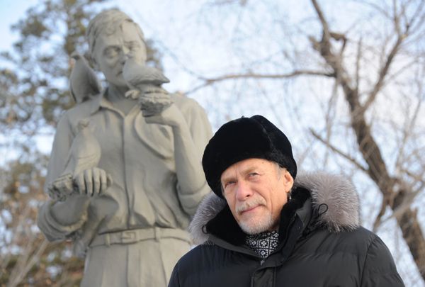Памятник актеру Александру Михайлову в Чите Памятник актеру Александру Михайлову в Чите