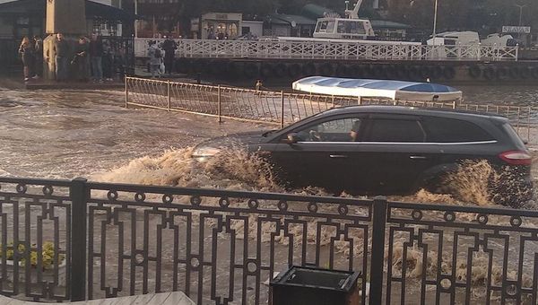 В Севастополе затопило Артиллерийскую бухту