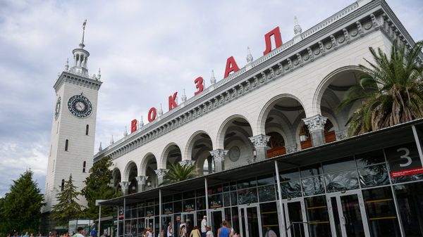 Вид на железнодорожный вокзал в Сочи.