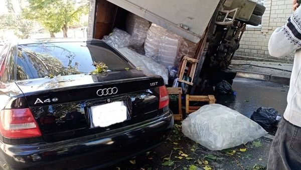 В Феодосии грузовой автомобиль опрокинулся на машины Audi и Mercedes