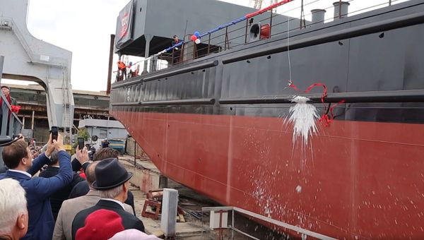 Спуск на воду понтона плавкрана Севастополь: видео РИА Новости Крым