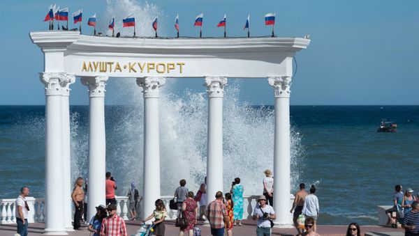 Отдыхающие на набережной в Алуште в Крыму.