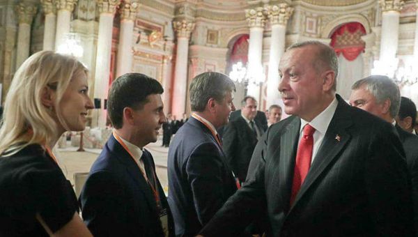Депутаты ГД Наталья Поклонская и Руслан Бальбек с президентом Турции Реджепом Тайипом Эрдоганом