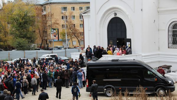 Люди у храма Первоверховных апостолов Петра и Павла в Саратове, где проходит отпевание убитой девятилетней Лизы Киселевой