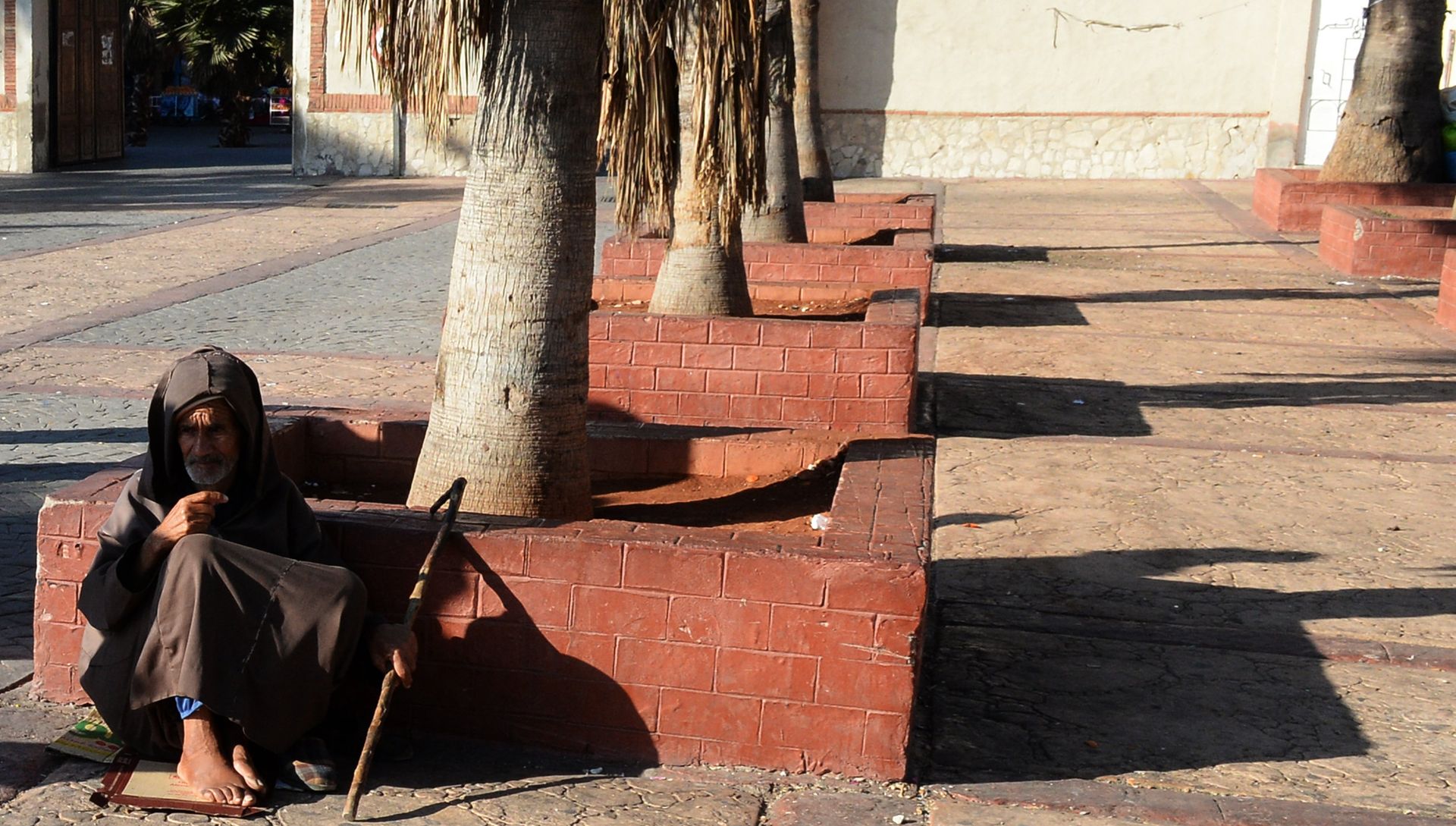 Житель на улице недалеко от рынка в Агадире - РИА Новости, 1920, 14.10.2019
