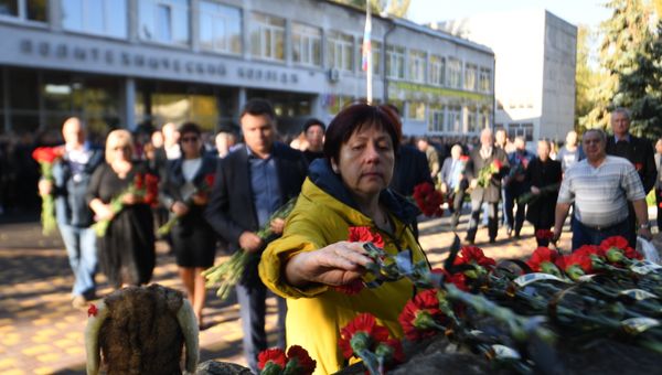 Возложение цветов к памятному знаку жертвам керченской трагедии