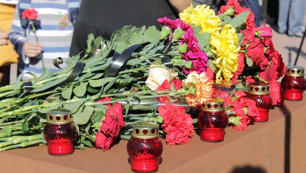Возложение цветов в Симферополе в память о жертвах керченской трагедии