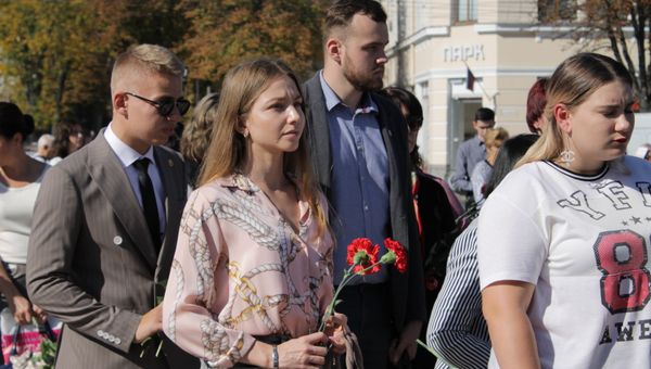 Возложение цветов в Симферополе в память о жертвах керченской трагедии