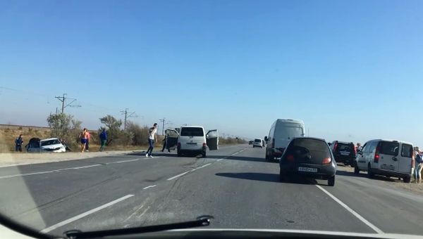 Неудачный разворот: под Евпаторией столкнулись микроавтобус и легковушка