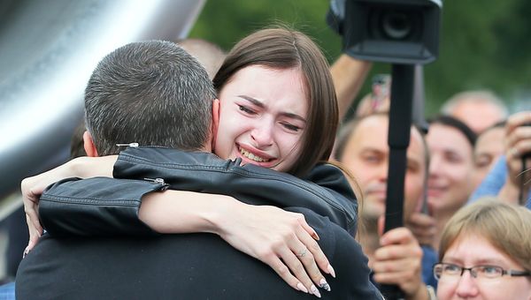 Режиссер Олег Сенцов во время встречи с близкими в аэропорту Борисполь