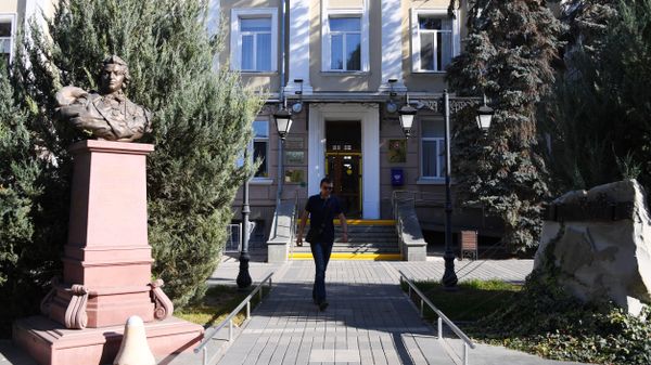 Бюст князя Потемкина возле бывшего здания администрации Симферополя