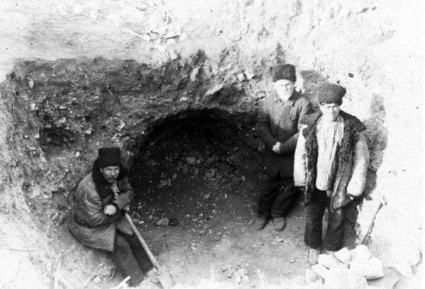 Юлий Марти с помощниками на раскопках Марфовского клада в 1926 г. 
