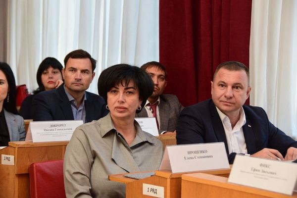 Кандидаты на должность главы администрации Симферополя - директор МУП Метроград Елена Проценко и министр внутренней политики, информации и связи республики Сергей Зырянов