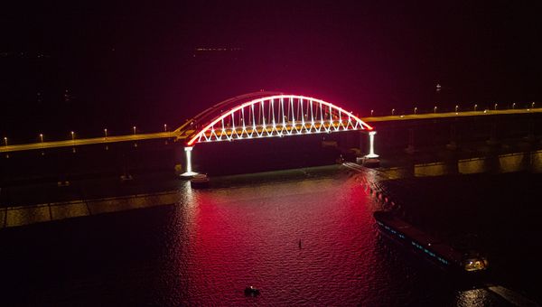 На Крымском мосту протестировали архитектурную подсветку На Крымском мосту протестировали архитектурную подсветку