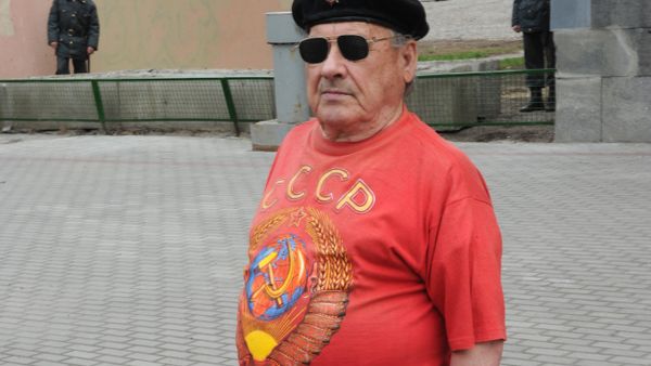 Мужчина в футболке с символикой СССР. Архивное фото