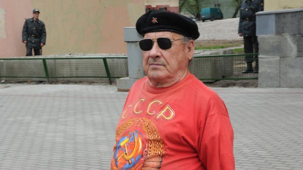 Мужчина в футболке с символикой СССР. Архивное фото