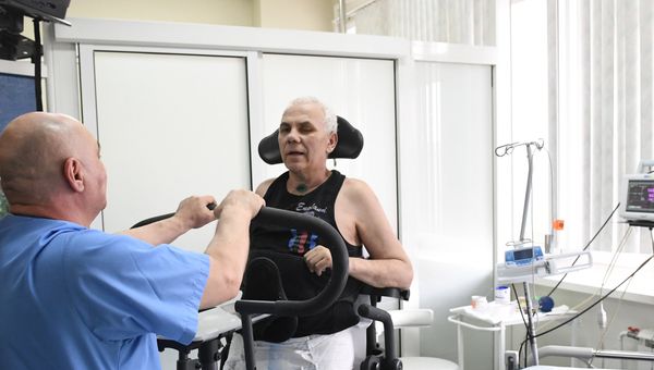 Пациент во время упражнений, способствующих восстановлению после инсульта. Архивное фото Пациент во время упражнений, способствующих восстановлению после инсульта. Архивное фото
