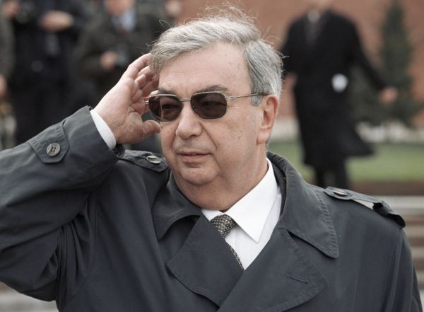 Премьер-министр РФ Евгений Примаков у могилы Неизвестного солдата во время возложения венков.