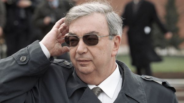 Премьер-министр РФ Евгений Примаков у могилы Неизвестного солдата во время возложения венков.