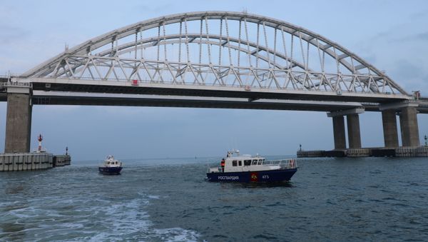Катера Росгвардии под аркой Крымского моста