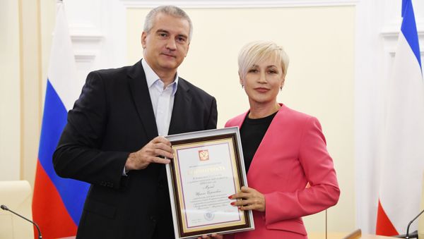 Глава РК Сергей Аксенов вручил благодарность президента РФ шеф-редактору радиоэфира радио Спутник в Крыму Ирине Мульд Глава РК Сергей Аксенов вручил благодарность президента РФ шеф-редактору радиоэфира радио Спутник в Крыму Ирине Мульд