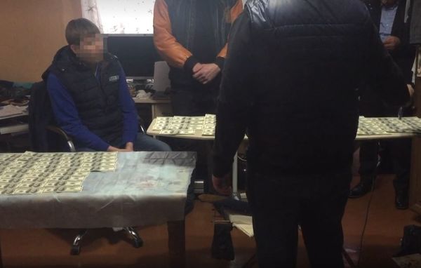 В Крыму адвоката обвиняют в крупном мошенничестве В Крыму адвоката обвиняют в крупном мошенничестве