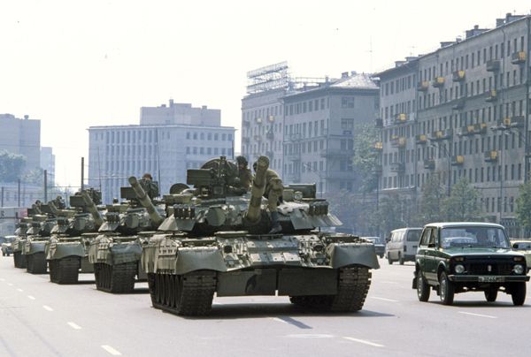 19 августа в Москве объявлено чрезвычайное положение, в город введены войска и техника. Танки на улицах Москвы.