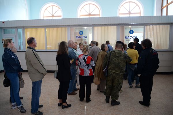 Очереди у касс на железнодорожном вокзале Севастополя в первый день продажи железнодорожных билетов
