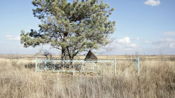 Дорога Бахчисарай-Вилино. Памятник на месте убийства инкассаторов в 1974 году Дорога Бахчисарай-Вилино. Памятник на месте убийства инкассаторов в 1974 году
