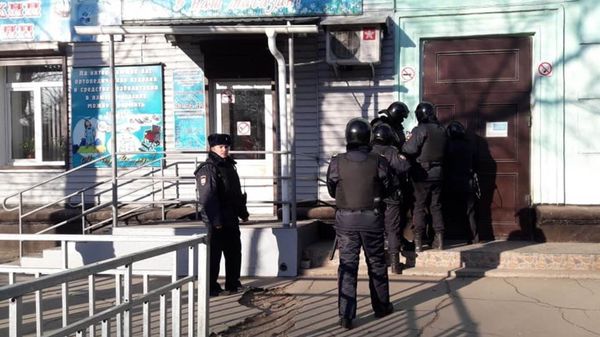 Сотрудники правоохранительных служб у здания Амурского колледжа строительства и жилищно-коммунального хозяйства в Благовещенске, где произошла стрельба Сотрудники правоохранительных служб у здания Амурского колледжа строительства и жилищно-коммунального хозяйства в Благовещенске, где произошла стрельба