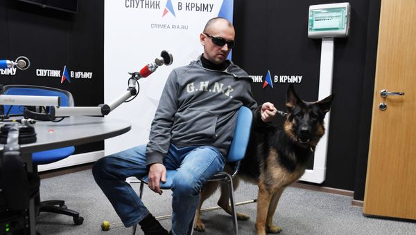 Незрячий турист с овчаркой-поводырем побывал к гостях у РИА Новости Крым