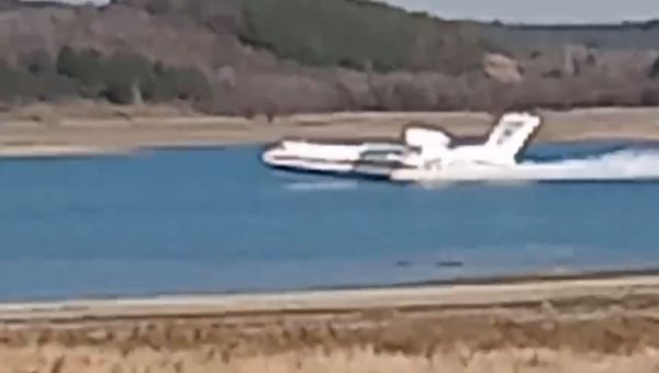 Самолет Бе-200 на Симферопольском водохранилище Самолет Бе-200 на Симферопольском водохранилище