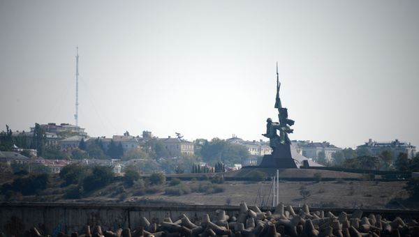 Памятник Солдату и Матросу на мысе Хрустальном в Севастополе Памятник Солдату и Матросу на мысе Хрустальном в Севастополе