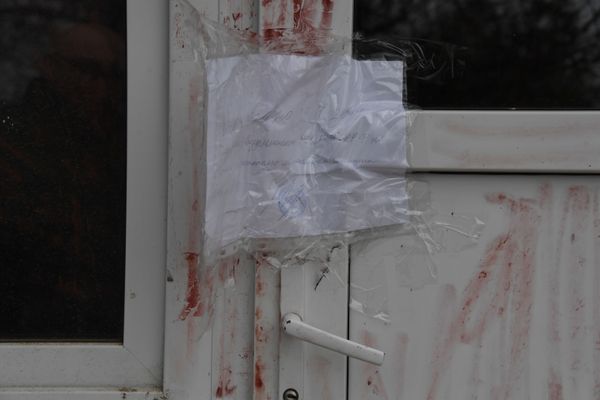 Сотни людей пришли проститься с убитой в Крыму пятилетней девочкой Сотни людей пришли проститься с убитой в Крыму пятилетней девочкой