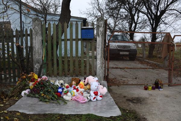 Сотни людей пришли проститься с убитой в Крыму пятилетней девочкой Сотни людей пришли проститься с убитой в Крыму пятилетней девочкой