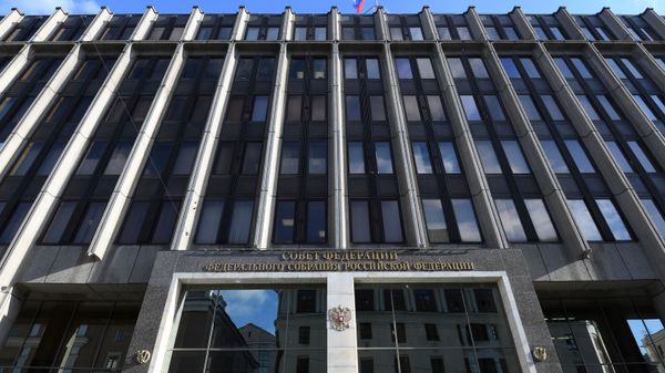 Флаг на здании Совета Федерации Федерального Собрания Российской Федерации на улице Большая Дмитровка в Москве.