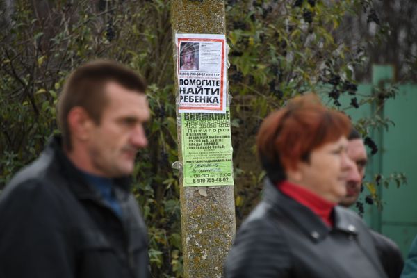 Сотни людей пришли проститься с убитой в Крыму пятилетней девочкой Сотни людей пришли проститься с убитой в Крыму пятилетней девочкой